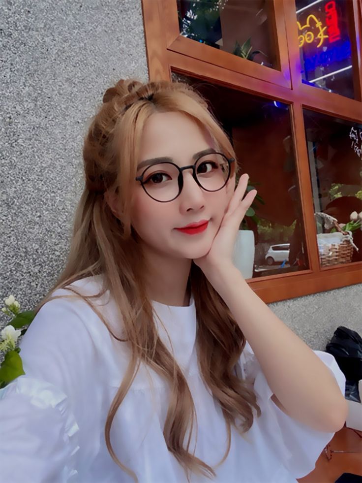 ảnh gái xinh tóc dài đeo kính che mặt 0022