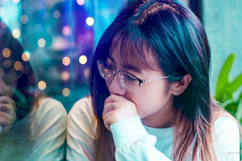 ảnh gái xinh tóc dài đeo kính che mặt 0024