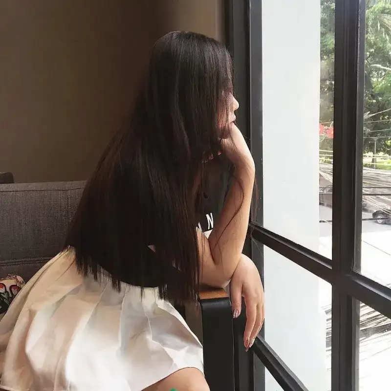 ảnh gái xinh tóc dài đeo kính che mặt 0028