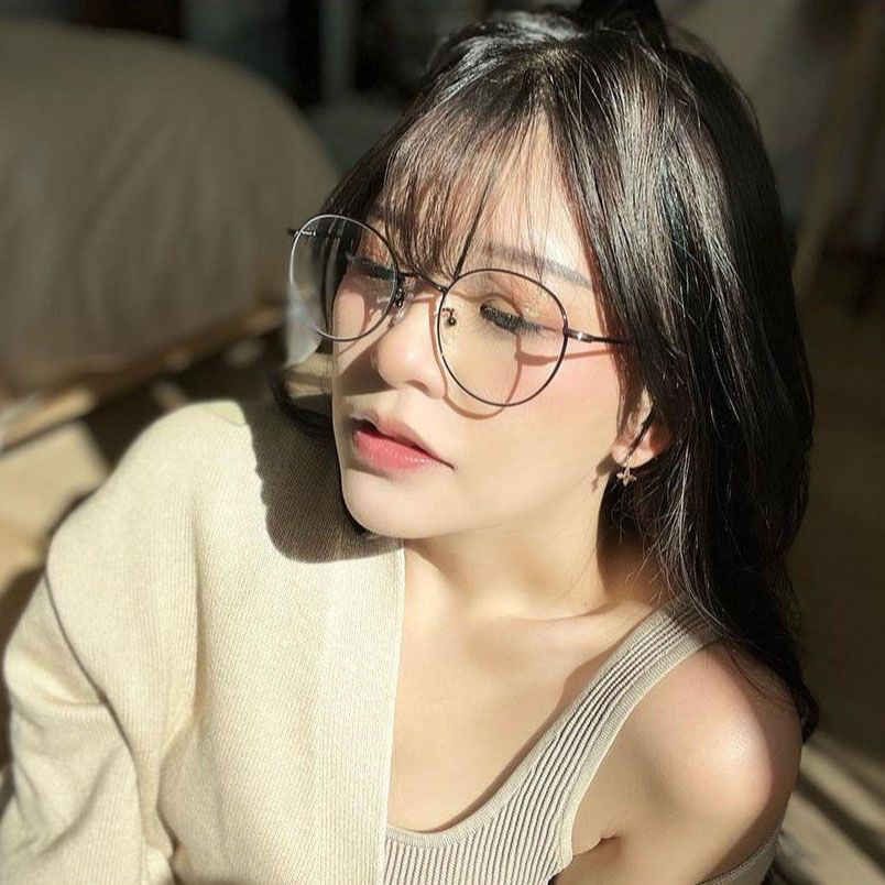 ảnh gái xinh tóc dài đeo kính che mặt 0029