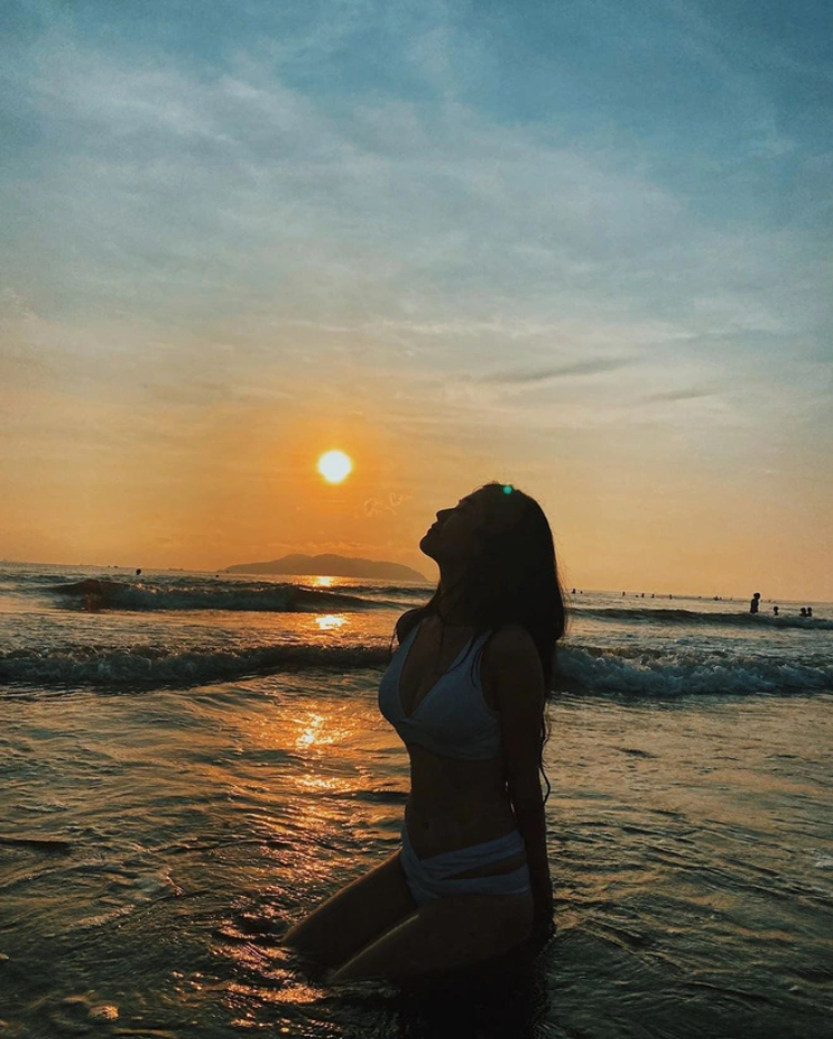 gái xinh bikini đi biển 0032