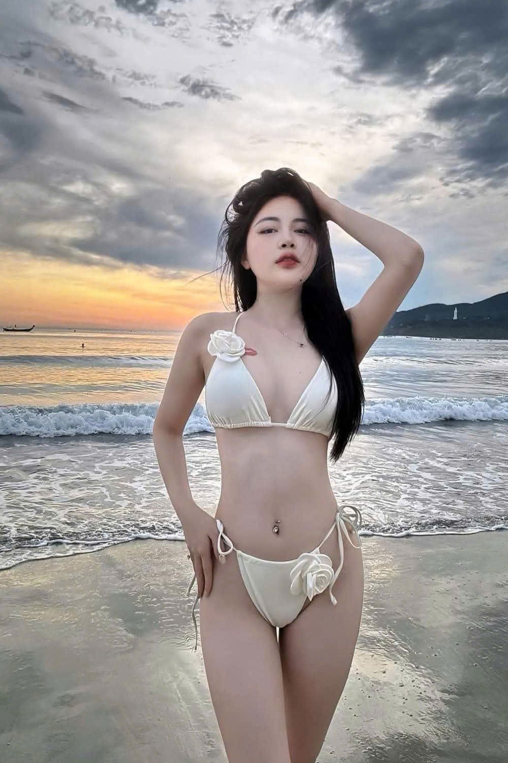gái xinh bikini đi biển 0033