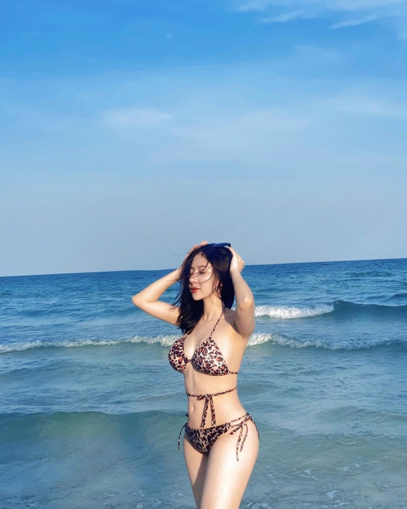 gái xinh bikini đi biển 0040