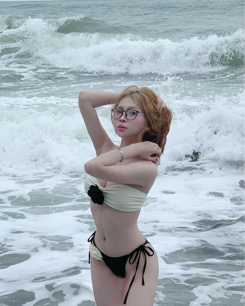 Ảnh gái xinh bikini biển