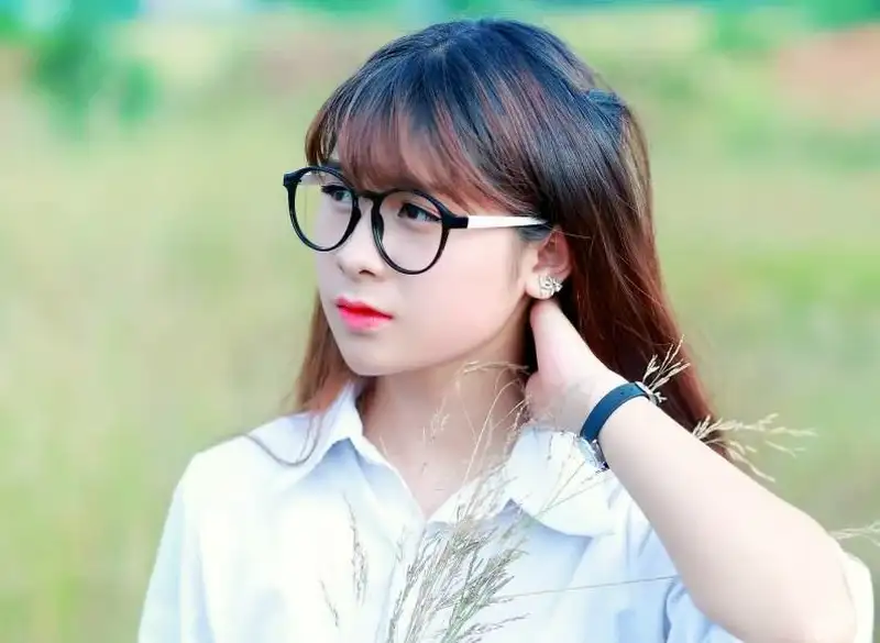 ảnh gái xinh đeo kính