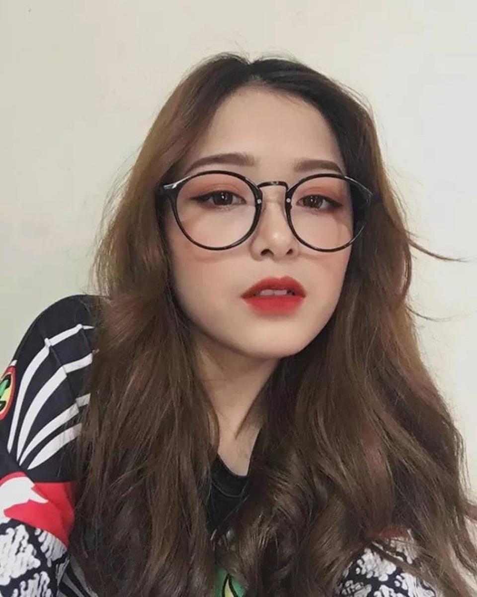 ảnh gái xinh đeo kính