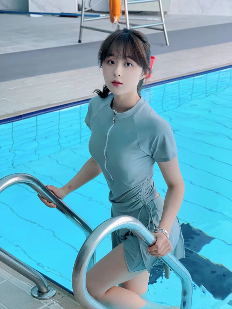 gái xinh bikini hồ bơi